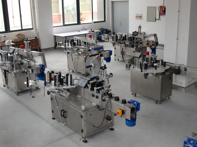 Квадратна бутилка двустранна машина за хоризонтално етикетиране обикновен или неправилен контейнер