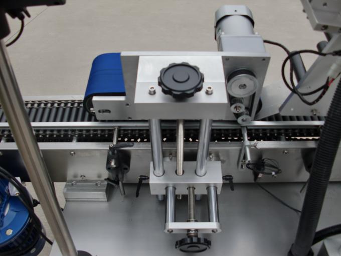 Машина за лепене на етикети с висока скорост с малки кръгли кутии, машина за стикери за етикети за черна бутилка за очи за козметика