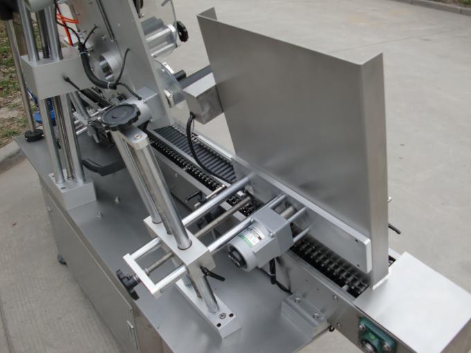 Машина за лепене на етикети с висока скорост с малки кръгли кутии, машина за стикери за етикети за черна бутилка за очи за козметика