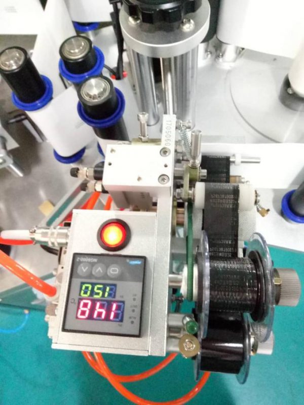 Маркирайте автоматична машина за етикетиране на странични стикери на Doubel с устройство за пейджинг и машина за кодиране