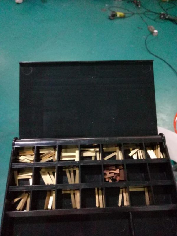 Маркирайте автоматична машина за етикетиране на странични стикери на Doubel с устройство за пейджинг и машина за кодиране