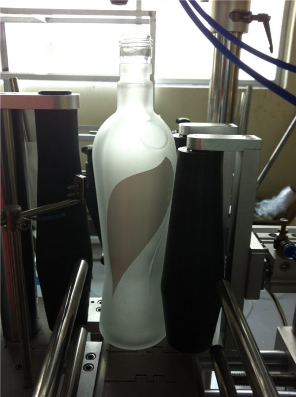 Машина за етикетиране на стикери с кръгла бутилка за напитки в индустрията с електрическо задвижване