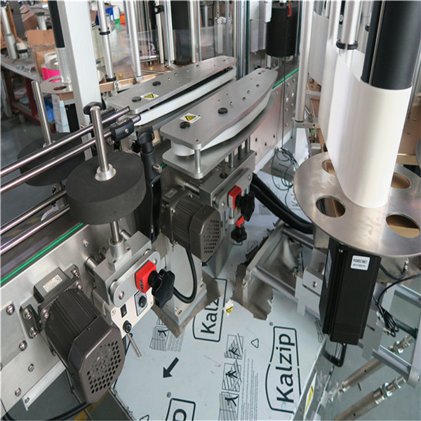 Пълна автоматична машина за етикетиране на квадратни бутилки 4000-8000 B / H Капацитет