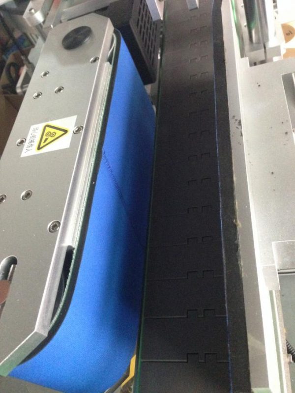 Самозалепваща се етикетираща машина, единична / двойна машина за апликация на странични етикети за капачка на бутилки