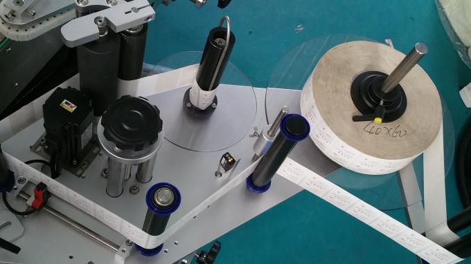 Апликатор за стикери за овални торбички и бутилки, самозалепваща се машина за печат на етикети с дълъг конвейер