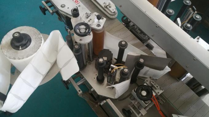 Машина за апликация на стикер за квадратни бутилки с тегло 25 кг, машина за етикетиране с бутилки за подаване Стабилна скорост