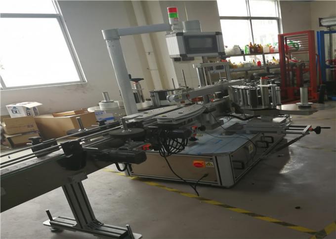 Машина за етикетиране на самозалепващи стикери за химически, водни пластмасови бутилки Stick 3 етикета