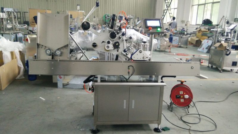 Китай Високоскоростна машина за лепило с етикети за малки кръгли кутии, машина за стикери за етикети с черна бутилка за очи за доставчик на козметика