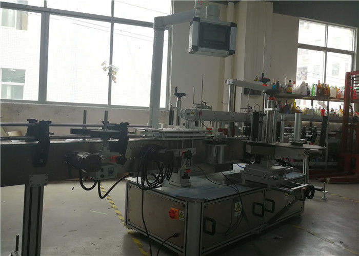 Китай Машина за етикетиране на самозалепващи стикери за химически, водни пластмасови бутилки Stick 3 етикети доставчик