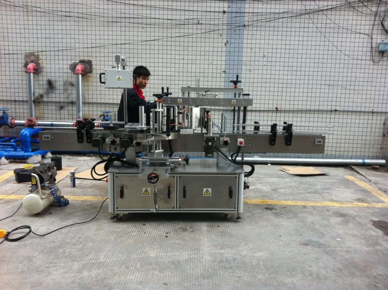 Китай Пълна автоматична лепилна машина за етикетиране на кръгли бутилки за бутилки за домашни любимци отпред и отзад